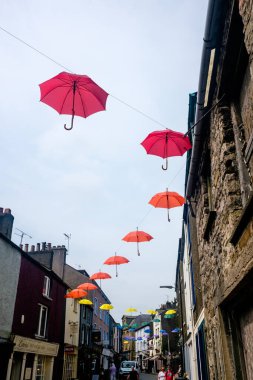 Ulverston UK 24 Ağustos 2020 Pazar kasabasında çok renkli şemsiyeler sergileniyor