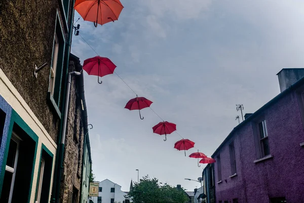 Ulverston UK 24 Ağustos 2020 Pazar kasabasında çok renkli şemsiyeler sergileniyor