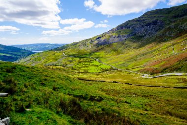 Kirkstone Geçidi 'ndeki mücadele yolu Windermere Gölü' ne çıkıyor. Ambleside Gölü 'nün hemen sağında İngiltere Gölü' ndeki Snarker Pike of Red Screes dağı var.