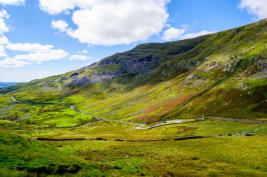 Kirkstone Geçidi 'ndeki mücadele yolu Windermere Gölü' ne çıkıyor. Ambleside Gölü 'nün hemen sağında İngiltere Gölü' ndeki Snarker Pike of Red Screes dağı var.