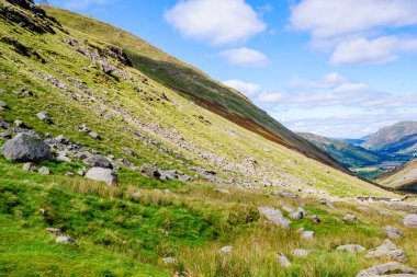 Kirkstone Geçidi İngiltere 'nin Lake District bölgesindeki Ullswater' a doğru bir bakış açısı.