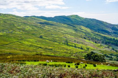 Kirkstone Geçidi, Windermere 'e doğru vadiden aşağı doğru.