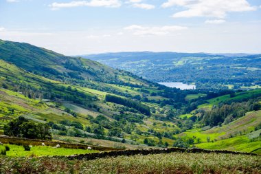 Kirkstone Geçidi, Windermere 'e doğru vadiden aşağı doğru.
