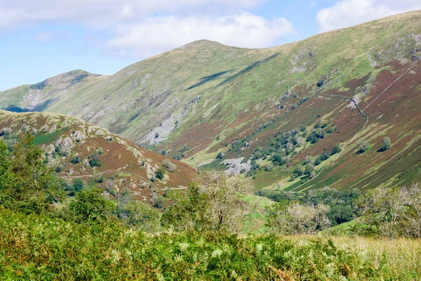 Rullande Fjäll Och Dal Lake District Storbritannien Med Gröna Fält — Stockfoto