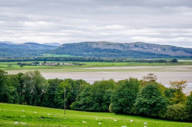 Whitbarrow Yarası 'na doğru Sandside' daki Morecambe Körfezi 'nin üzerinden görüş