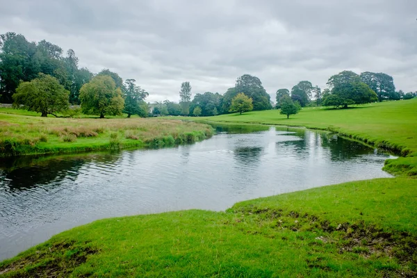 River Bela en Dallam Park, Milnthorpe, Cumbria, Inglaterra —  Fotos de Stock