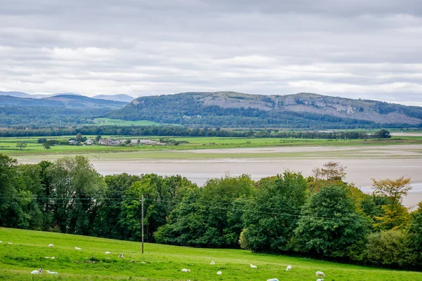 Whitbarrow Yarası 'na doğru Sandside' daki Morecambe Körfezi 'nin üzerinden görüş