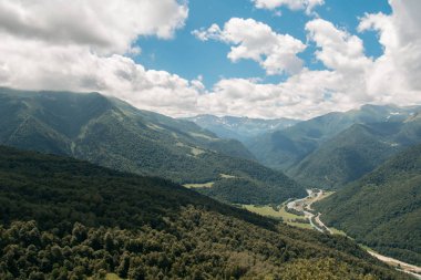 Caucasus kekiği hillside Panoraması. 