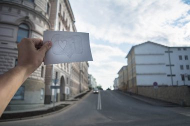 Bir adam gibi bir simge şehrin sokaklarında holding