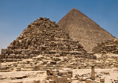 Cheops Piramidi ve Doğu piramitler, Giza, Mısır