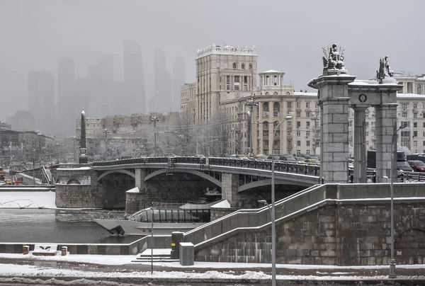 Бородинский мост в Москве на снегопаде — стоковое фото