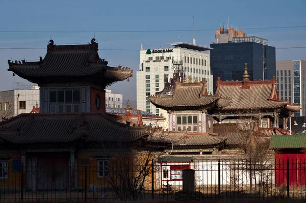 Choijin Lama Temple against modern buildings in Ulaanbaatar, Mon — Stock Photo, Image