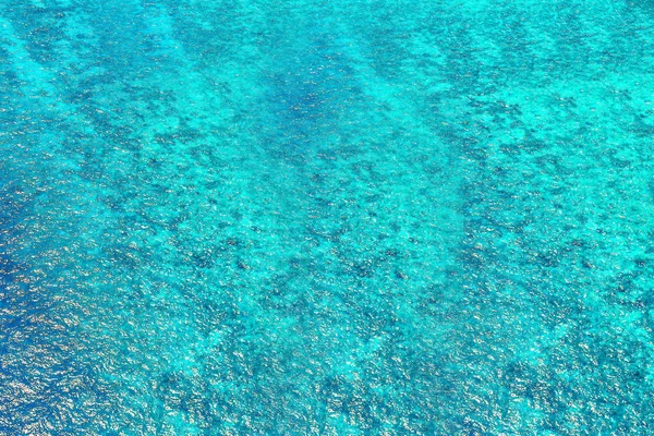 Eau bleue déchiré avec des reflets ensoleillés. Eau dans l'eau ondulée — Photo