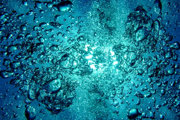 Albastru rupt apă cu reflecții însorite. Apă în apă uzată — Fotografie, imagine de stoc