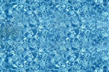 Güneşli yansımaları ile mavi yırtık su. Sakinleştirmek su su