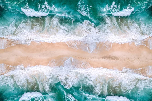 Azul rasgou a água com reflexos ensolarados. Água em água ondulada — Fotografia de Stock