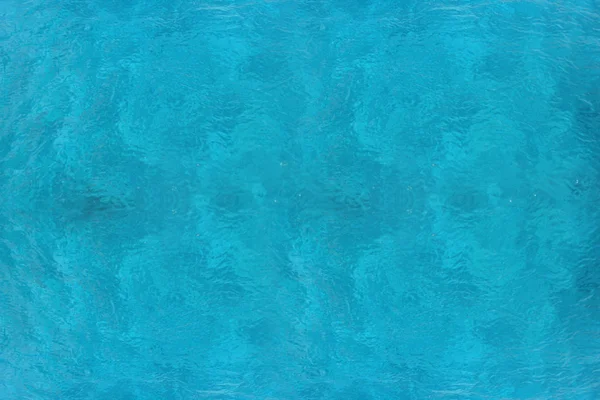 Azul rasgou a água com reflexos ensolarados. Água em água ondulada — Fotografia de Stock