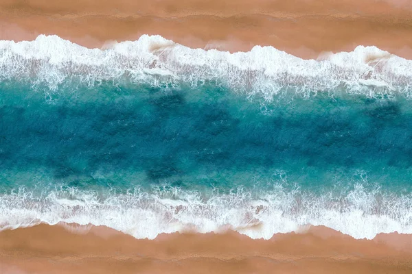 Океанічні хвилі, що ламаються на фоні Стокове Зображення