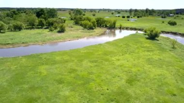 Küçük, düzgün vücutlu Nehri'nin hava atış. Yukarıda da görüleceği bahar ışık küçük nehir.