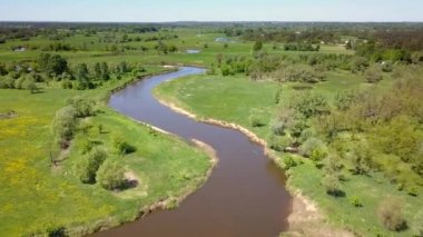 Küçük, düzgün vücutlu Nehri'nin hava atış. Yukarıda da görüleceği bahar ışık küçük nehir