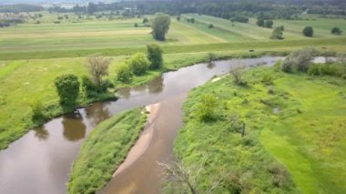 Küçük, düzgün vücutlu Nehri'nin hava atış. Yukarıda da görüleceği bahar ışık küçük nehir.
