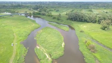 Küçük, düzgün vücutlu Nehri'nin hava atış. Yukarıda da görüleceği bahar ışık küçük nehir.