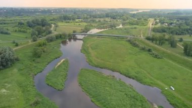 Küçük, düzgün vücutlu Nehri'nin hava atış. Yukarıda da görüleceği bahar ışık küçük nehir.