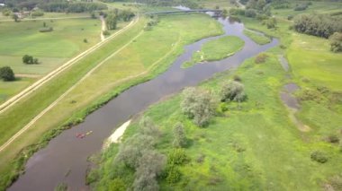 Küçük, düzgün vücutlu Nehri'nin hava atış. Yukarıda da görüleceği bahar ışık küçük nehir.