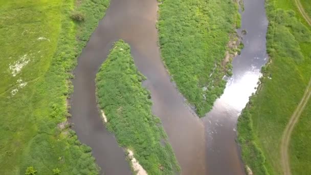 小さな 曲がりくねった川の空中ショットは 小さな川の上から見ると春の光の中 — ストック動画
