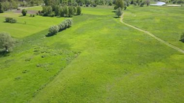 Avrupa kırsal manzarası yukarıdan görünüyor. Avrupa 'da doğanın hava görüntüsü.