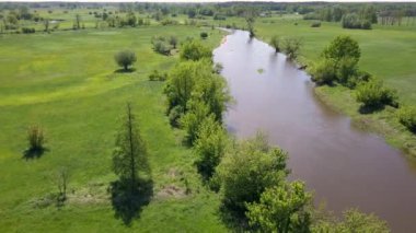 Küçük, düzgün vücutlu Nehri'nin hava atış. Yukarıda da görüleceği bahar ışık küçük nehir.