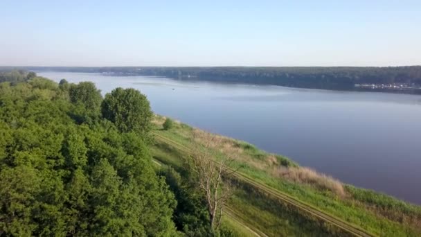 Küçük Düzgün Vücutlu Nehri Nin Hava Atış Yukarıda Görüleceği Bahar — Stok video