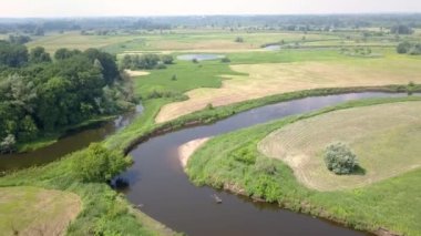 Küçük, düzgün vücutlu Nehri'nin hava atış. Yukarıda da görüleceği bahar ışık küçük nehir.