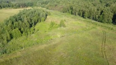 Avrupa kırsal manzarası yukarıdan görünüyor. Avrupa 'da doğanın hava görüntüsü.