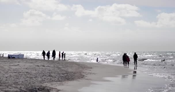 Karwia Polen Date 06232018 Onherkenbaar Mensen Rusten Het Strand Van — Stockvideo