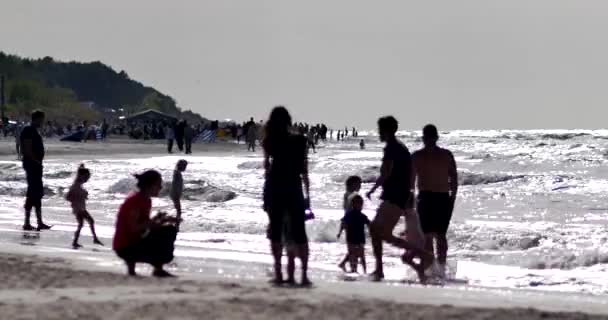 Karwia Polonia Fecha 06232018 Personas Irreconocibles Descansando Playa Del Mar — Vídeo de stock