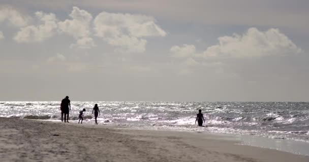 Karwien Polen Datum 06232018 Unkenntliche Menschen Ruhen Sich Strand Der — Stockvideo