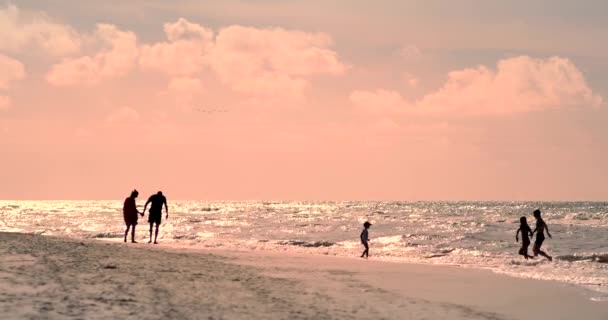 Karwia Lengyelország Dátum 06232018 Emberek Pihennek Strand Balti Tenger Sunset — Stock videók