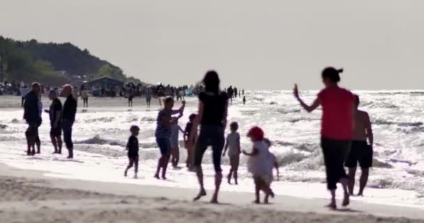 Karwia Polónia Data 06232018 Pessoas Irreconhecíveis Descansando Praia Mar Báltico — Vídeo de Stock