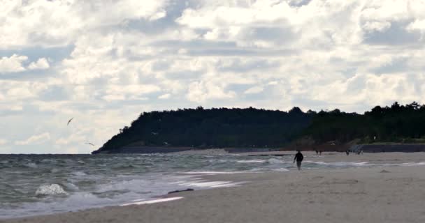 Karwien Polen Datum 06232018 Unkenntliche Menschen Ruhen Sich Strand Der — Stockvideo