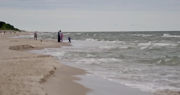 Karwia Polonia Fecha 06232018 Personas Irreconocibles Descansando Playa Del Mar — Vídeos de Stock