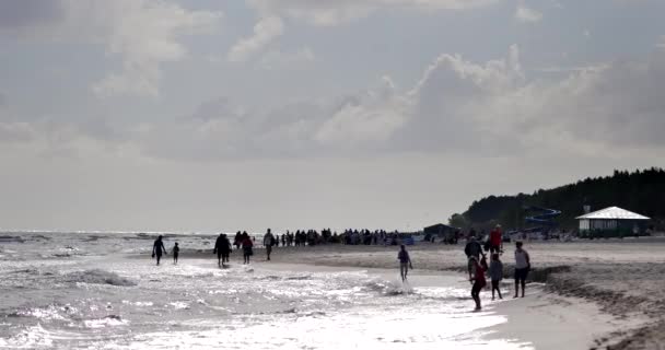 Karwia ポーランド 06232018 バルト海のビーチを休んでいる認識できない人々 — ストック動画
