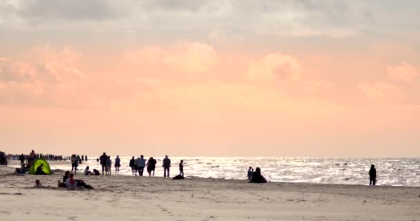 Karwia Polonya Tarih 06232018 Nsanlar Rahatlatıcı Günbatımı Baltık Denizi Beach — Stok video