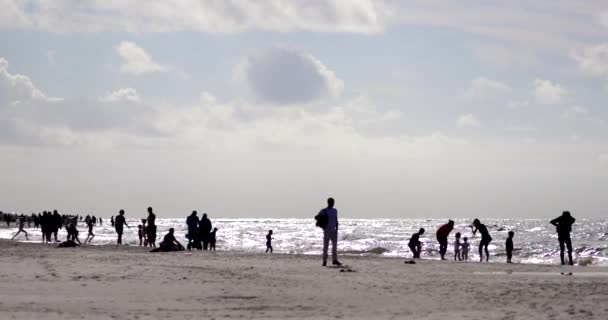 Karwia Polen Date 06232018 Onherkenbaar Mensen Rusten Het Strand Van — Stockvideo