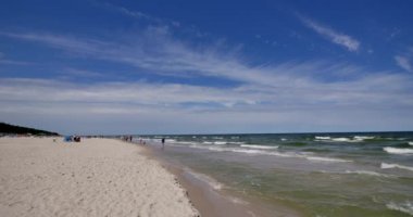 Karwia, Polonya - Tarih: 06232018. Tanınmayan insanlar istirahat beach Baltık Denizi.