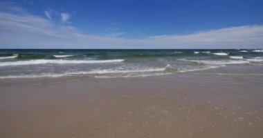 Karwia, Polonya - Tarih: 06232018. İnsanlar rahatlatıcı günbatımı Baltık Denizi beach üzerinde.