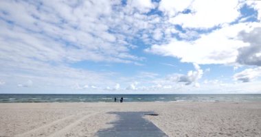 Karwia, Polonya - Tarih: 06232018. Tanınmayan insanlar istirahat beach Baltık Denizi.