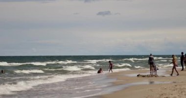 Karwia, Polonya - Tarih: 06232018. Tanınmayan insanlar istirahat beach Baltık Denizi.