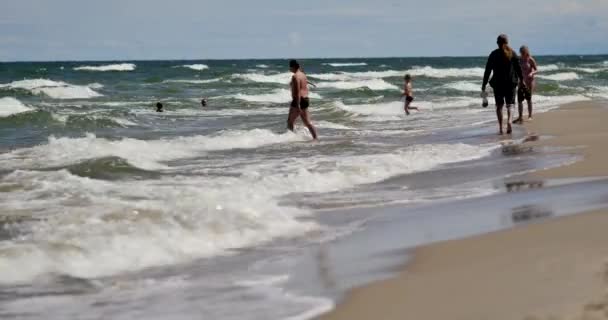 Karwia Polonia Data 06232018 Persone Irriconoscibili Che Riposano Sulla Spiaggia — Video Stock