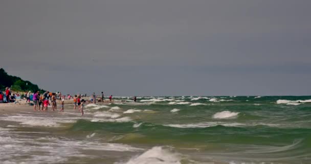 Karwia Polen Date 06232018 Onherkenbaar Mensen Rusten Het Strand Van — Stockvideo